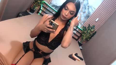 Snapshot of lilliana_emerald chatting on 10/30/25, 04:08 Lilianna online show from 10/30/25, 04:08