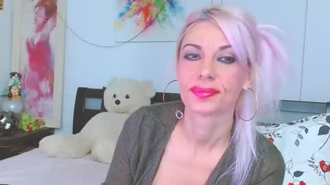 Lara online show from 10/27/25, 09:41