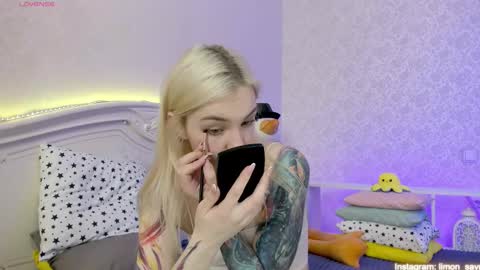 Snapshot of lillimooore chatting on 02/12/25, 12:05 LilliMoore online show from 02/12/25, 12:05