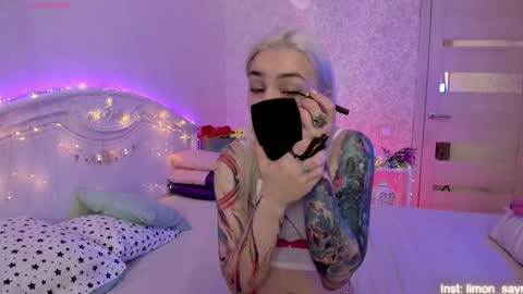 Snapshot of lillimooore chatting on 09/17/25, 01:29 LilliMoore online show from 09/17/25, 01:29