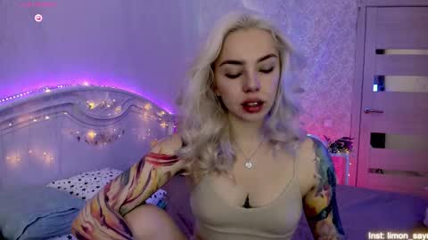 Snapshot of lillimooore chatting on 09/24/25, 12:03 LilliMoore online show from 09/24/25, 12:03