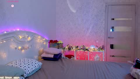 Snapshot of lillimooore chatting on 10/02/25, 11:45 LilliMoore online show from 10/02/25, 11:45