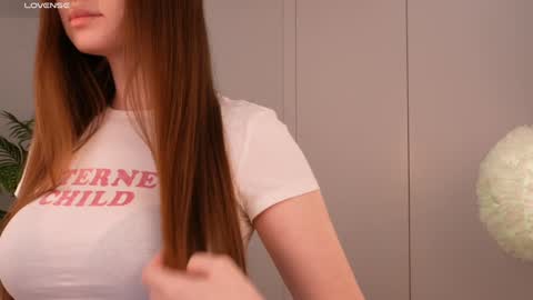 Lilly Colins online show from 01/29/25, 08:04