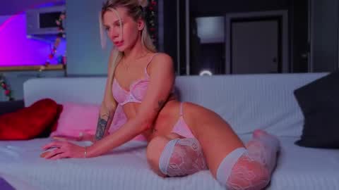 Snapshot of lilly_lux chatting on 04/30/26, 02:01 lilly_lux online show from 04/30/26, 02:01