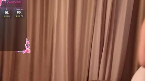 Snapshot of lilly_royse chatting on 10/22/25, 06:35 lilly_royse online show from 10/22/25, 06:35