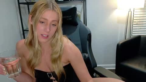 Snapshot of lillybabyxo chatting on 03/25/26, 01:33 Lilly Baby Xo online show from 03/25/26, 01:33