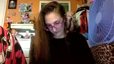 hi guys im back on here 3 online show from 09/15/25, 08:53