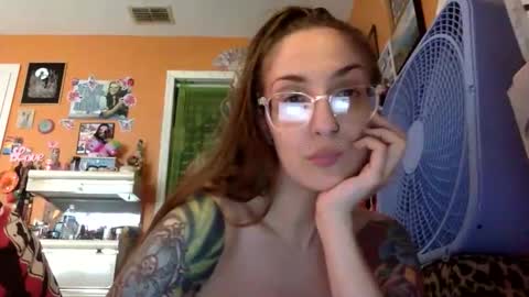 Snapshot of lillylushabae chatting on 04/12/26, 08:03 hi guys im back on here 3 online show from 04/12/26, 08:03