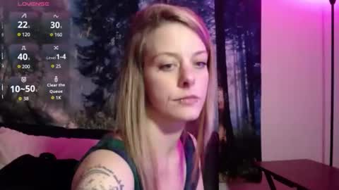 Snapshot of lilsirenluna chatting on 05/25/26, 04:07 Luna online show from 05/25/26, 04:07