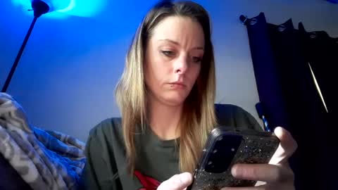 Snapshot of lilsirenluna chatting on 07/18/26, 11:52 Luna online show from 07/18/26, 11:52