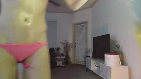 Snapshot of lilvixennn chatting on 10/08/25, 04:10 Raina Ryder online show from 10/08/25, 04:10