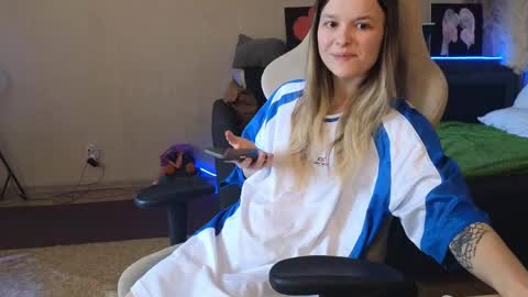 Snapshot of lily_and_jake chatting on 04/18/26, 03:32 lily_and_jake online show from 04/18/26, 03:32