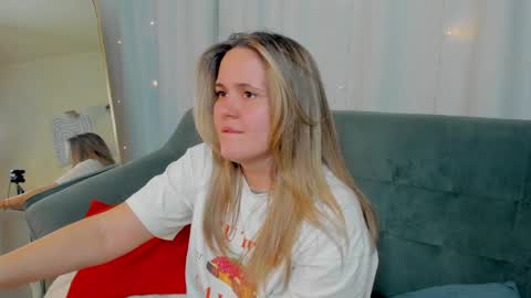 Snapshot of lily_bel chatting on 04/01/26, 01:41 Lily online show from 04/01/26, 01:41