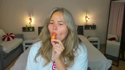 Snapshot of lily_bel chatting on 07/20/26, 12:58 Lily online show from 07/20/26, 12:58
