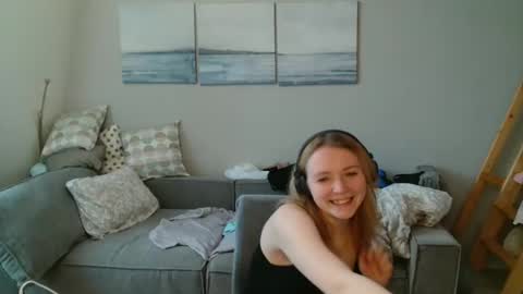 Snapshot of lily_dollyx chatting on 11/22/25, 09:52 Lily dollyx online show from 11/22/25, 09:52