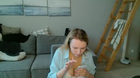 Snapshot of lily_dollyx chatting on 11/28/25, 11:02 Lily dollyx online show from 11/28/25, 11:02