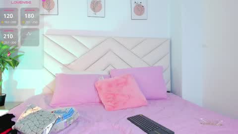 Snapshot of lily_evil chatting on 12/16/24, 07:00 online show from 12/16/24, 07:00