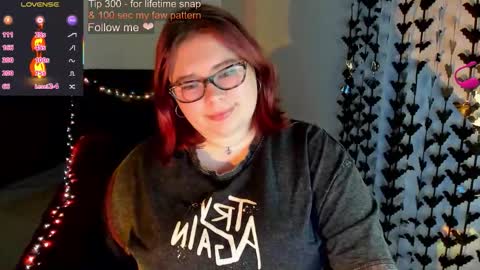 Snapshot of lily_lu_one chatting on 10/11/25, 10:30 Elina  online show from 10/11/25, 10:30