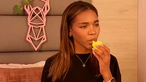 Lily Miiller online show from 10/26/25, 06:58