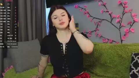 Snapshot of lily_qute chatting on 06/21/26, 10:18 Lily online show from 06/21/26, 10:18