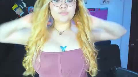 Snapshot of lily_stone04 chatting on 04/20/26, 05:21 lily_stone04 online show from 04/20/26, 05:21