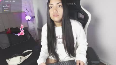 lily_waist online show from 11/08/25, 10:59