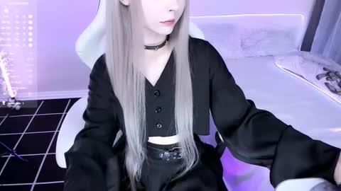 Snapshot of lily_weep chatting on 09/09/25, 12:32 Lily online show from 09/09/25, 12:32