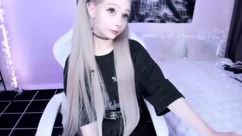Snapshot of lily_weep chatting on 06/24/26, 02:32 Lily online show from 06/24/26, 02:32
