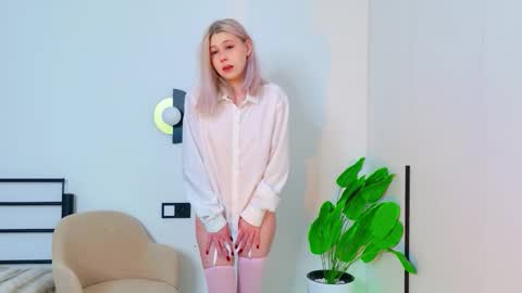 Snapshot of lilylumina_ chatting on 03/23/26, 02:37 Lily online show from 03/23/26, 02:37