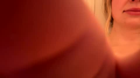 Snapshot of lilymae98 chatting on 12/18/24, 02:53 LilyMae online show from 12/18/24, 02:53