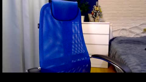 Lily online show from 12/17/25, 07:03