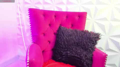 Snapshot of lilyqueen_cg chatting on 09/19/25, 02:40 Lily Queen online show from 09/19/25, 02:40