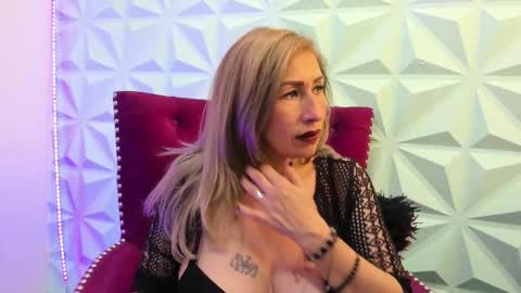 Snapshot of lilyqueen_cg chatting on 09/26/25, 06:01 Lily Queen online show from 09/26/25, 06:01