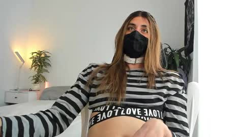 Snapshot of lilyreina chatting on 04/14/26, 06:47 Lily Reina online show from 04/14/26, 06:47