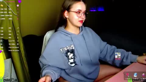 Snapshot of lilysweet13 chatting on 11/10/25, 09:36 Lily online show from 11/10/25, 09:36