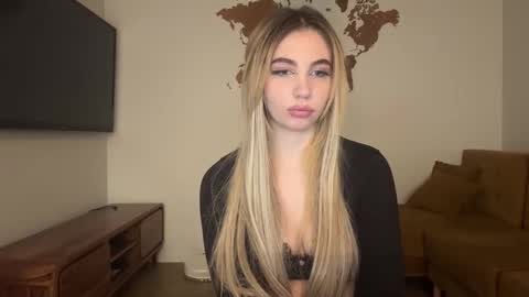 Snapshot of lilysweetgirl chatting on 03/25/26, 06:47 Lily online show from 03/25/26, 06:47