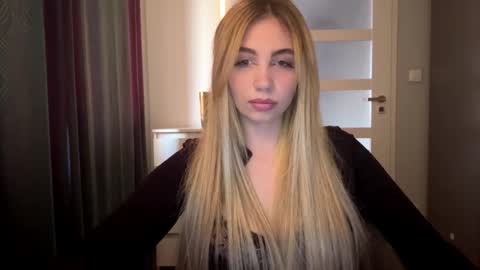 Snapshot of lilysweetgirl chatting on 04/27/26, 06:06 Lily online show from 04/27/26, 06:06
