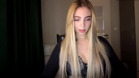 Snapshot of lilysweetgirl chatting on 05/06/26, 06:24 Lily online show from 05/06/26, 06:24