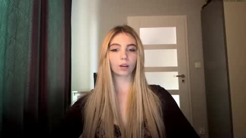Snapshot of lilysweetgirl chatting on 05/19/26, 05:30 Lily online show from 05/19/26, 05:30
