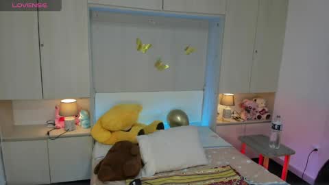 lilywhitee1 online show from 04/14/26, 04:07