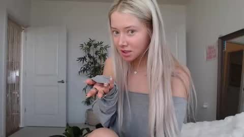 Snapshot of lilyyymonroee chatting on 01/09/26, 08:10 Lily Monroe online show from 01/09/26, 08:10