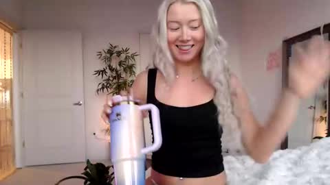 Snapshot of lilyyymonroee chatting on 01/12/26, 01:05 Lily Monroe online show from 01/12/26, 01:05