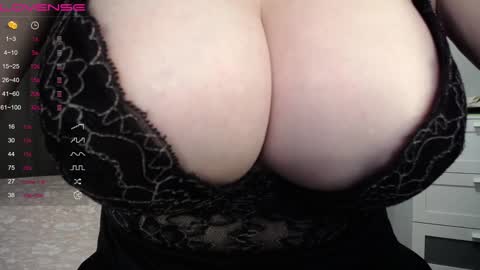 Snapshot of lina____ chatting on 12/22/24, 09:09 Lina online show from 12/22/24, 09:09