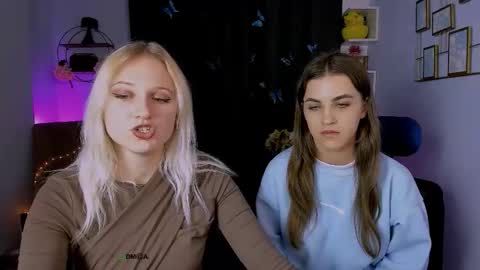 lina_fox12 online show from 09/30/25, 12:43