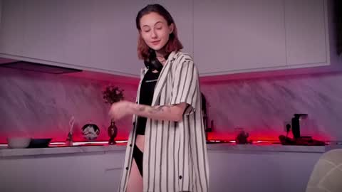 Snapshot of lina_n_kitty chatting on 12/14/24, 11:18 Lina - online show from 12/14/24, 11:18