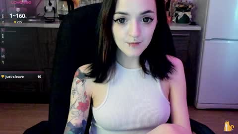 Lina 3  1715622743 online show from 12/13/24, 11:02