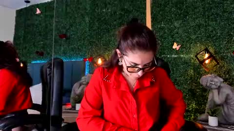 Snapshot of linagh chatting on 06/19/26, 11:36 Lina online show from 06/19/26, 11:36