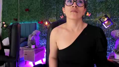 Snapshot of linagh chatting on 06/27/26, 11:37 Lina online show from 06/27/26, 11:37