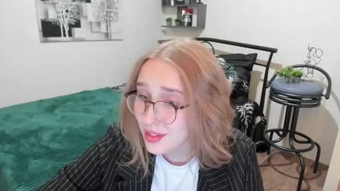 Lina online show from 01/25/25, 12:06