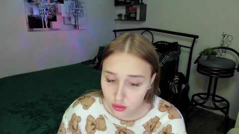 Lina online show from 02/28/25, 12:43